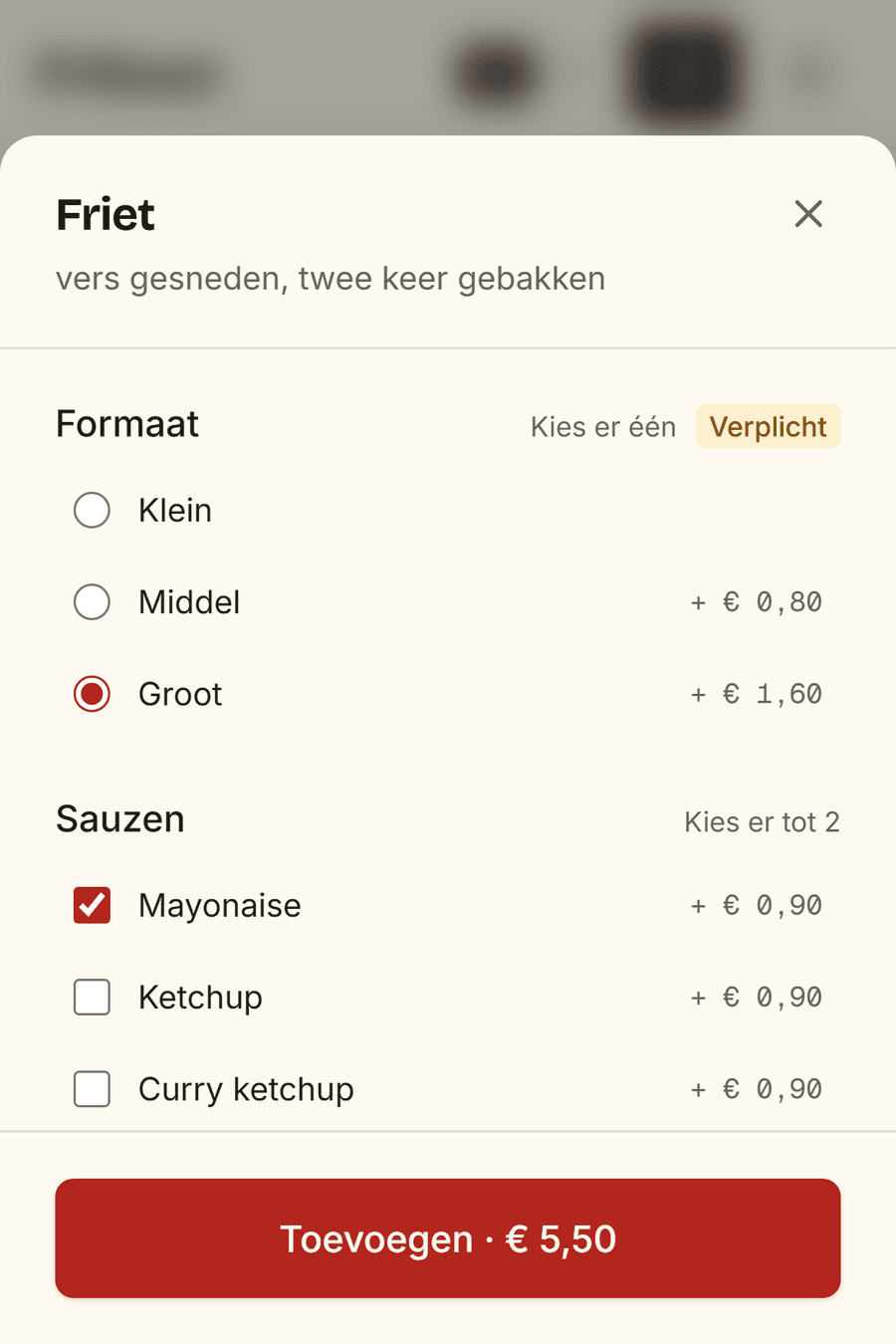 Bestelscherm op gsm: een friet samenstellen met formaat en sauzen, elk met zijn meerprijs, en onderaan de knop ‘Toevoegen’ met het totaal
