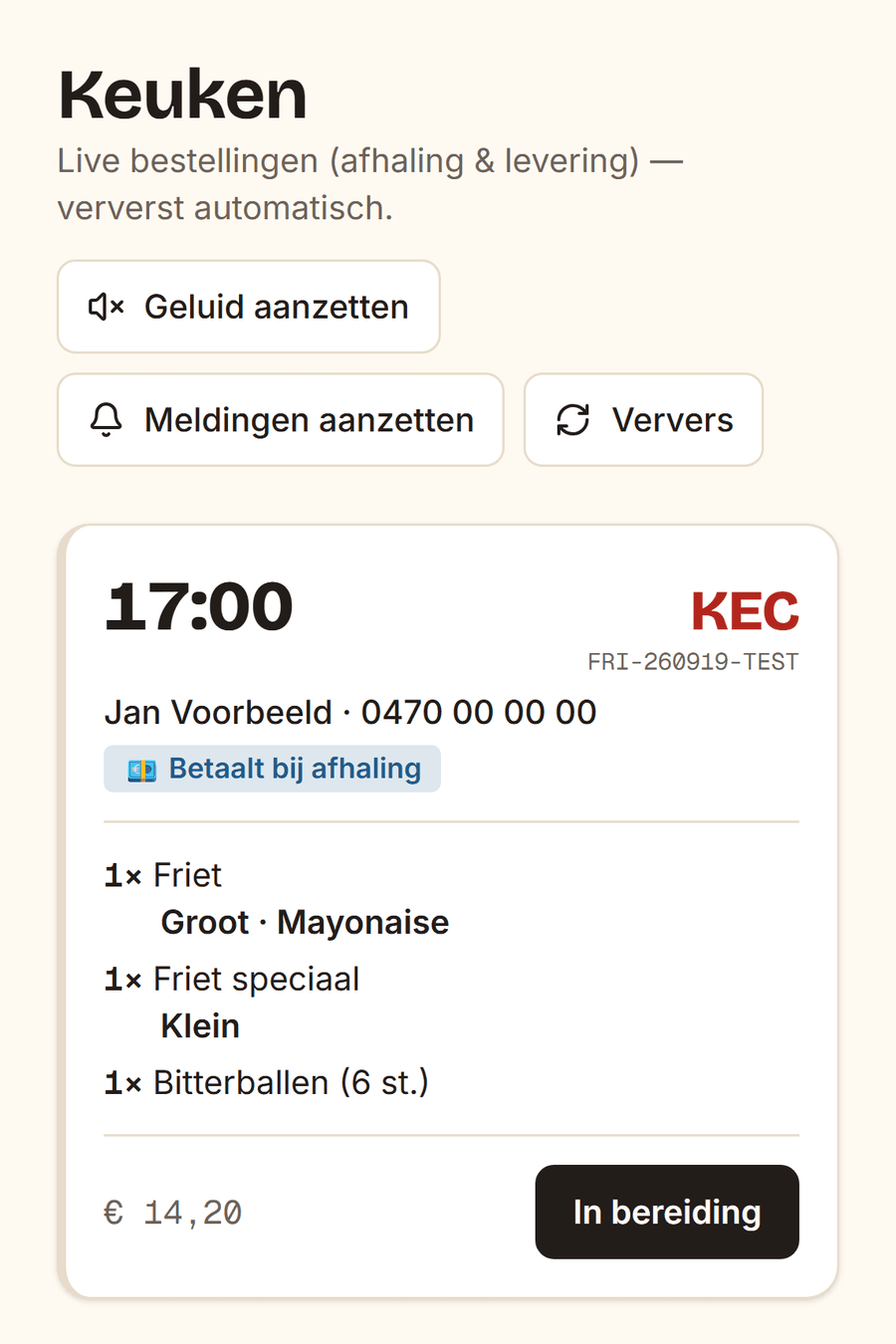 Keukenscherm met een bestelling voor 17:00: naam en telefoonnummer, ‘Betaalt bij afhaling’, de gekozen opties in het vet en de knop ‘In bereiding’